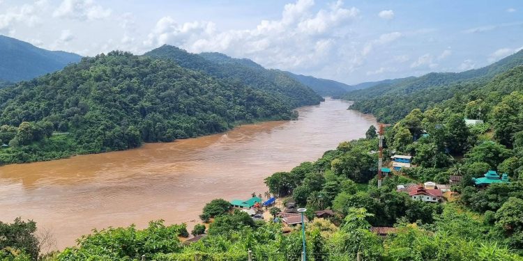 แม่ฮ่องสอน เตือนประชาชนงดสัมผัสน้ำ - กินปลาสาละวิน หวั่นสารปนเปื้อน หลังตรวจพบสารหนูในแม่น้ำสูงเกิน 5 เท่า ด้านสัตว์น้ำต้องรอผลการตรวจสอบ 12 แม่ฮ่องสอน เตือนประชาชนงดสัมผัสน้ำ – กินปลาสาละวิน หวั่นสารปนเปื้อน หลังตรวจพบสารหนูในแม่น้ำสูงเกิน 5 เท่า ด้านสัตว์น้ำต้องรอผลการตรวจสอบ