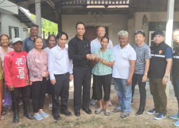 สุรินทร์ – ชีวิตรันทด คณะ สว.สุรินทร์ รุดมอบเงินช่วยสร้างบ้านให้คุณป้าเพียร วัย 63 ปี อยู่กับลูกชายสติไม่ดี ในบ้านที่ปลวกกินผุพัง ไม่มีเงินซ่อม วอนผู้ใจบุญช่วยเหลือเพิ่มเติม