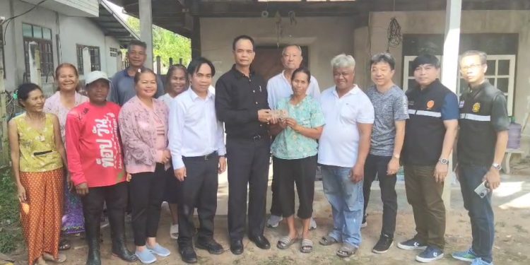 สุรินทร์ – ชีวิตรันทด คณะ สว.สุรินทร์ รุดมอบเงินช่วยสร้างบ้านให้คุณป้าเพียร วัย 63 ปี อยู่กับลูกชายสติไม่ดี ในบ้านที่ปลวกกินผุพัง ไม่มีเงินซ่อม วอนผู้ใจบุญช่วยเหลือเพิ่มเติม