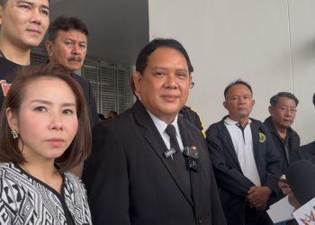 “ทนายอั๋น“ พา ”อดีตนักกีฬาทีมชาติผู้พิการ“ – “กลุ่มผู้ค้าสลากรากหญ้าทั่วไทย” เจ้าของโควต้าหวยรัฐบาล ร้องจี้ “DSI” ดำเนินคดีก๊วนนักการเมือง-คณะบุคคล ปมฮั้วโควต้าหวย