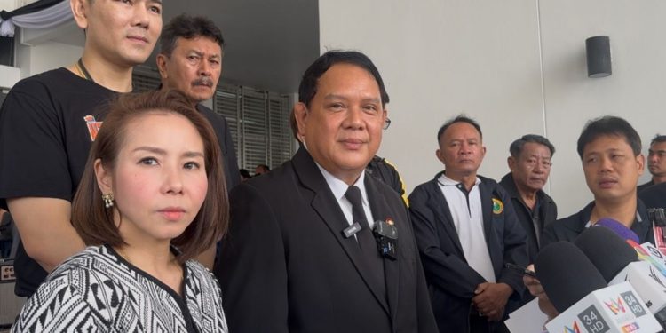 "ทนายอั๋น“ พา ”อดีตนักกีฬาทีมชาติผู้พิการ“ - “กลุ่มผู้ค้าสลากรากหญ้าทั่วไทย” เจ้าของโควต้าหวยรัฐบาล ร้องจี้ “DSI" ดำเนินคดีก๊วนนักการเมือง-คณะบุคคล ปมฮั้วโควต้าหวย 12 “ทนายอั๋น“ พา ”อดีตนักกีฬาทีมชาติผู้พิการ“ – “กลุ่มผู้ค้าสลากรากหญ้าทั่วไทย” เจ้าของโควต้าหวยรัฐบาล ร้องจี้ “DSI” ดำเนินคดีก๊วนนักการเมือง-คณะบุคคล ปมฮั้วโควต้าหวย