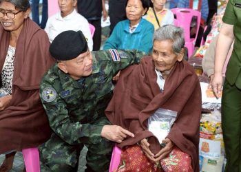 (สุรินทร์) มทบ.25 ลงพื้นที่ติดตามการสร้างบ้านและมอบถุงยังชีพพร้อมทั้งมอบผ้าห่มกันหนาวแก่ประชาชน 15 (สุรินทร์) มทบ.25 ลงพื้นที่ติดตามการสร้างบ้านและมอบถุงยังชีพพร้อมทั้งมอบผ้าห่มกันหนาวแก่ประชาชน