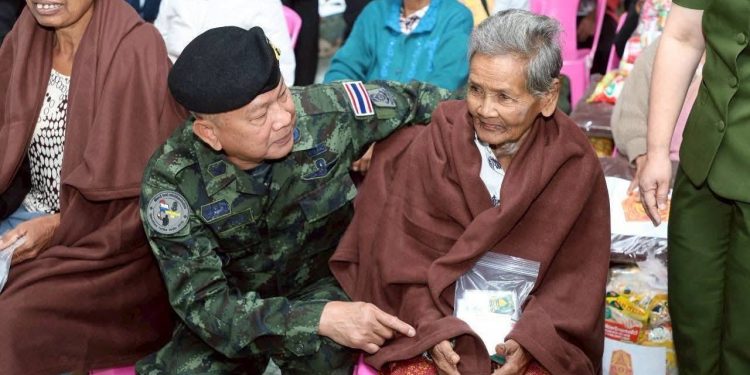 (สุรินทร์) มทบ.25 ลงพื้นที่ติดตามการสร้างบ้านและมอบถุงยังชีพพร้อมทั้งมอบผ้าห่มกันหนาวแก่ประชาชน 12 (สุรินทร์) มทบ.25 ลงพื้นที่ติดตามการสร้างบ้านและมอบถุงยังชีพพร้อมทั้งมอบผ้าห่มกันหนาวแก่ประชาชน