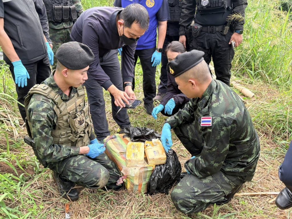 เผลอไม่ได้! แก๊งขนยานรกลอบเข้าทางปูนะ-แม่ฟ้าหลวง ปะทะเดือดทหารยึดได้ 6 แสนเม็ด 13 Talknews Online