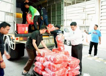 วัดพระธรรมกาย มูลนิธิธรรมกาย และคณะศิษยานุศิษย์ฯ มอบถุงยังชีพช่วยเหลือครัวเรือนเปราะบางผู้ประสบอุทกภัยในเขตเทศบาลนครรังสิต