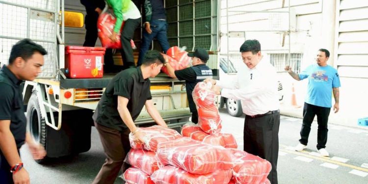 วัดพระธรรมกาย มูลนิธิธรรมกาย และคณะศิษยานุศิษย์ฯ มอบถุงยังชีพช่วยเหลือครัวเรือนเปราะบางผู้ประสบอุทกภัยในเขตเทศบาลนครรังสิต