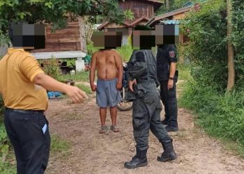 ระทึก! หน่วยปฏิบัติการพิเศษล้อมจับชายถือปืนโบกรถริมถนน ก่อนพบเป็นปืนปลอม