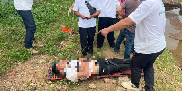 หนุ่มใหญ่ขับกระบะพุ่งตกน้ำใต้สะพานบ้านหัวเวียงเหนือ กู้ภัยเร่งนำส่ง รพ.น่าน 12 หนุ่มใหญ่ขับกระบะพุ่งตกน้ำใต้สะพานบ้านหัวเวียงเหนือ กู้ภัยเร่งนำส่ง รพ.น่าน