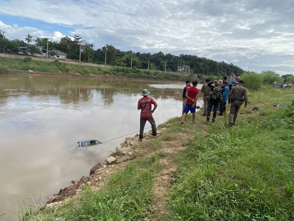 หนุ่มใหญ่ขับกระบะพุ่งตกน้ำใต้สะพานบ้านหัวเวียงเหนือ กู้ภัยเร่งนำส่ง รพ.น่าน 13 Talknews Online