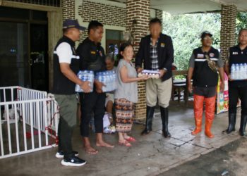 กาญจนบุรี – มท.3 เตรียมลงพื้นที่อีกรอบหลัง “พายุคัลแมกี” ถล่มในพื้นกาญจน์หลายอำเภอ บ่อพลอยอ่วมสุดๆ น้ำป่าไหลท่วม 6 ตำบล 30 หมู่บ้าน เกือบ 500 ครัวเรือนเดือดร้อนหนัก นายอำเภอบ่อพลอย นายอิทธิพัทธ์ นายกอบต.หลุมรัง ห่วงใยประชาชนลงพื้นที่ให้กำลังใจแก่ผู้ประสบภัยน้ำท่วม