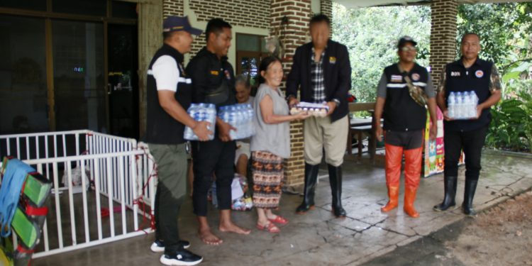 กาญจนบุรี – มท.3 เตรียมลงพื้นที่อีกรอบหลัง “พายุคัลแมกี” ถล่มในพื้นกาญจน์หลายอำเภอ บ่อพลอยอ่วมสุดๆ น้ำป่าไหลท่วม 6 ตำบล 30 หมู่บ้าน เกือบ 500 ครัวเรือนเดือดร้อนหนัก นายอำเภอบ่อพลอย นายอิทธิพัทธ์ นายกอบต.หลุมรัง ห่วงใยประชาชนลงพื้นที่ให้กำลังใจแก่ผู้ประสบภัยน้ำท่วม