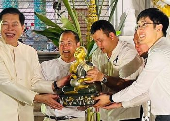 ประชาชนเนืองแน่นตักบาตร “เป็งปุ๊ด” เที่ยงคืน เชียงรายอัญเชิญพระอุปคุต แห่ราชรถบุษบกเสริมสิริมงคลชีวิต