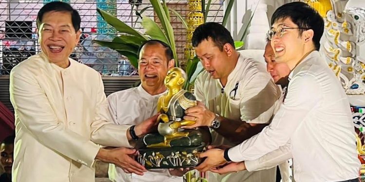 ประชาชนเนืองแน่นตักบาตร “เป็งปุ๊ด” เที่ยงคืน เชียงรายอัญเชิญพระอุปคุต แห่ราชรถบุษบกเสริมสิริมงคลชีวิต