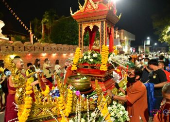 น่าน ทำบุญตักบาตร วันเป็งปุ๊ด พระอุปคุต เพื่ออุทิศถวายเป็นพระราชกุศล แด่ สมเด็จพระนางเจ้าสิริกิติ์พระบรมราชินีนาถ พระบรมราชชนนีพันปีหลวง