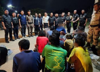 จันทบุรี/แถลงผลปฏิบัติการ “ท่านแจ้ง เราจับ” ป.ป.ส. สนธิกำลังปิดล้อม ชุมชนกลางเมืองจันทบุรี ” 2 ช่วงเวลา รวบผู้เกี่ยวข้องยาเสพติด กว่าร้อยราย – ตรวจยึดปืน ยาไอซ์ ยาอี และรถยนต์