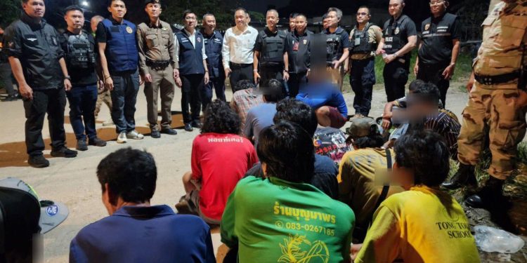 จันทบุรี/แถลงผลปฏิบัติการ “ท่านแจ้ง เราจับ” ป.ป.ส. สนธิกำลังปิดล้อม ชุมชนกลางเมืองจันทบุรี ” 2 ช่วงเวลา รวบผู้เกี่ยวข้องยาเสพติด กว่าร้อยราย – ตรวจยึดปืน ยาไอซ์ ยาอี และรถยนต์ 12 จันทบุรี/แถลงผลปฏิบัติการ “ท่านแจ้ง เราจับ” ป.ป.ส. สนธิกำลังปิดล้อม ชุมชนกลางเมืองจันทบุรี ” 2 ช่วงเวลา รวบผู้เกี่ยวข้องยาเสพติด กว่าร้อยราย – ตรวจยึดปืน ยาไอซ์ ยาอี และรถยนต์