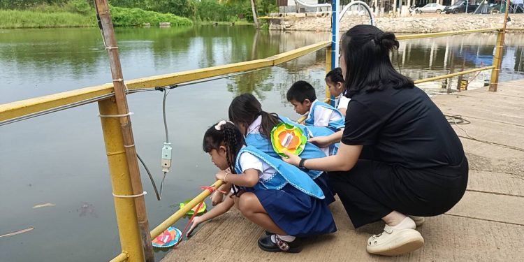 ปราจีนบุรี คณะครูพานักเรียนลอยกระทง