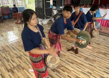 มหาสารคาม ส่งเสริมศิลปวัฒนธรรมดนตรีอีสานด้วยการแสดงกลองยาว ในกลุ่มนักเรียนเพื่อส่งเสริมให้นักเรียนกล้าแสดงออกมีดนตรีในหัวใจและใช้เวลาว่างให้เกิดประโยชน์ทำให้ห่างไกลยาเสพติดอย่างยั่งยืน