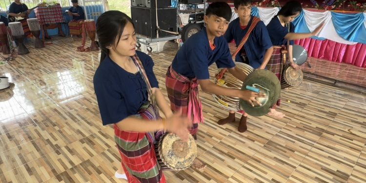 มหาสารคาม ส่งเสริมศิลปวัฒนธรรมดนตรีอีสานด้วยการแสดงกลองยาว ในกลุ่มนักเรียนเพื่อส่งเสริมให้นักเรียนกล้าแสดงออกมีดนตรีในหัวใจและใช้เวลาว่างให้เกิดประโยชน์ทำให้ห่างไกลยาเสพติดอย่างยั่งยืน 12 มหาสารคาม ส่งเสริมศิลปวัฒนธรรมดนตรีอีสานด้วยการแสดงกลองยาว ในกลุ่มนักเรียนเพื่อส่งเสริมให้นักเรียนกล้าแสดงออกมีดนตรีในหัวใจและใช้เวลาว่างให้เกิดประโยชน์ทำให้ห่างไกลยาเสพติดอย่างยั่งยืน