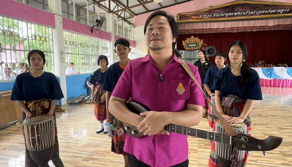 มหาสารคาม ส่งเสริมศิลปวัฒนธรรมดนตรีอีสานด้วยการแสดงกลองยาว ในกลุ่มนักเรียนเพื่อส่งเสริมให้นักเรียนกล้าแสดงออกมีดนตรีในหัวใจและใช้เวลาว่างให้เกิดประโยชน์ทำให้ห่างไกลยาเสพติดอย่างยั่งยืน 13 Talknews Online