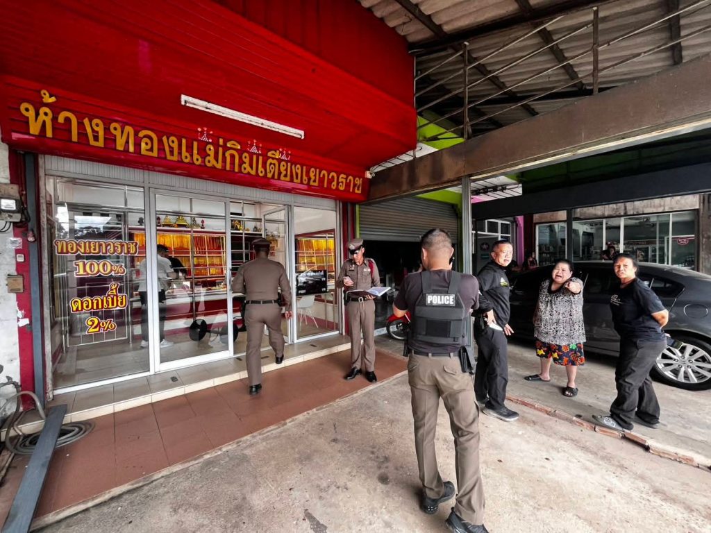 จันทบุรี/แตกตื่น! 2 คนร้ายบุกชิงทอง “แม่กิมเตียง” หนองคล้า – มือทุบตู้สารภาพหาเงินใช้หนี้พนัน ตำรวจไล่ล่า รวบทันควัน คุมตัวสอบเข้ม 13 Talknews Online