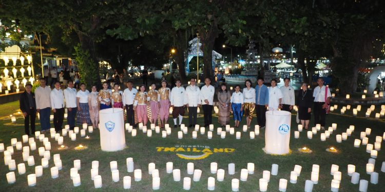 บรรยากาศลอยกระทงที่แม่ฮ่องสอนเป็นไปอย่างเรียบง่าย ทุกคนพร้อมใจถวายความภักดี 12 บรรยากาศลอยกระทงที่แม่ฮ่องสอนเป็นไปอย่างเรียบง่าย ทุกคนพร้อมใจถวายความภักดี