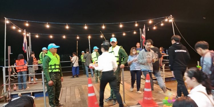 สิงห์บุรี / ตำรวจ-ทหารร่วมปฏิบัติภารกิจ ดูแลความปลอดภัยประชาชนในคืนวันลอยกระทง จ.สิงห์บุรี 12 สิงห์บุรี / ตำรวจ-ทหารร่วมปฏิบัติภารกิจ ดูแลความปลอดภัยประชาชนในคืนวันลอยกระทง จ.สิงห์บุรี