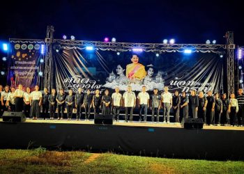 “นายกดำรงเกียรติ กิตติประภัสร์” ทต.เด่นชัย นำกล่าวน้อมรำลึกในพระมหากรุณาธิคุณ เพื่อถวายอาลัยแด่สมเด็จพระนางเจ้าสิริกิติ์ พระบรมราชินีนาถ พระบรมราชชนนีพันปีหลวง