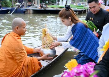 นครปฐมจัดงานประเพณีตักบาตรท้องน้ำในวันลอยกระทง ประจำปี 2568