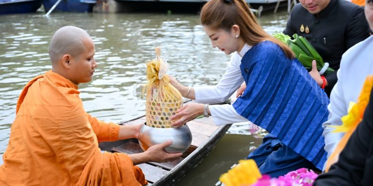 นครปฐมจัดงานประเพณีตักบาตรท้องน้ำในวันลอยกระทง ประจำปี 2568 12 นครปฐมจัดงานประเพณีตักบาตรท้องน้ำในวันลอยกระทง ประจำปี 2568