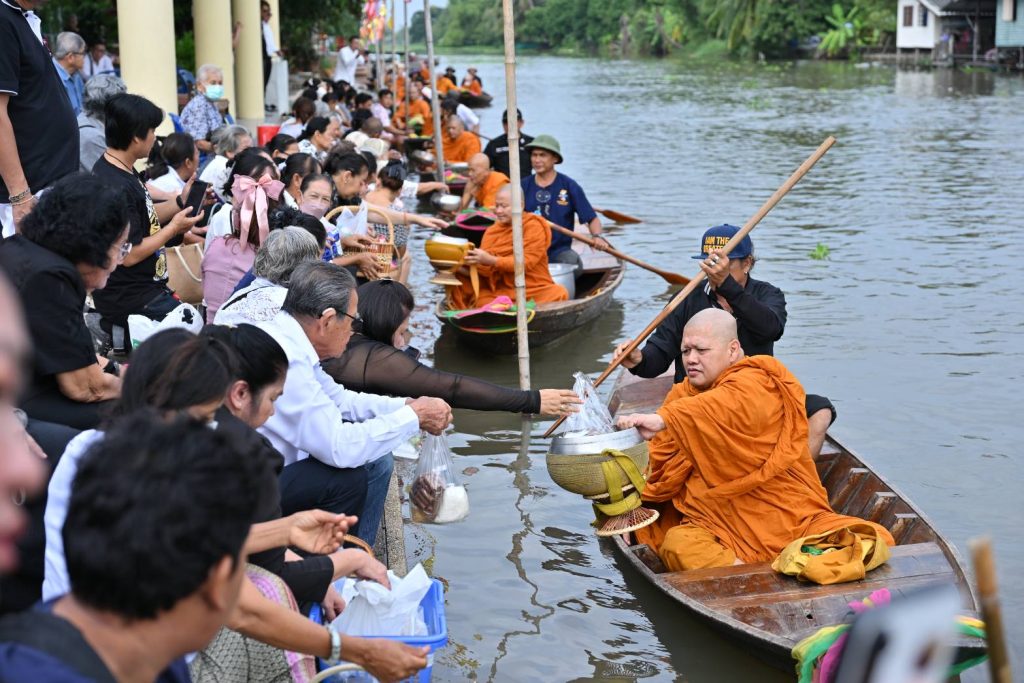 นครปฐมจัดงานประเพณีตักบาตรท้องน้ำในวันลอยกระทง ประจำปี 2568 13 Talknews Online