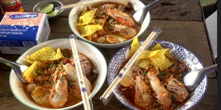 สกลนคร ชิมก๋วยเตี๋ยวทะเลร้านคูเมืองแคมป์อิ่มอร่อยราคาเบาๆ 12 สกลนคร ชิมก๋วยเตี๋ยวทะเลร้านคูเมืองแคมป์อิ่มอร่อยราคาเบาๆ