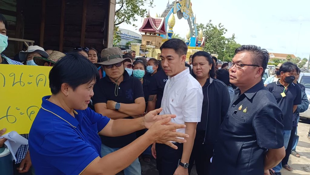 ชัยภูมิ ม็อบขี้หมูกว่า 200 คนบุกศาลากลางค้านไม่เอาฟาร์มหมู 13 Talknews Online