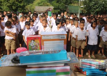 กาญจนบุรี - ภาคเอกชนร่วมทำกิจกรรมจิตอาสาด้วยการซ่อมแซมและเปลี่ยนอุปกรณ์ไฟฟ้า ติดตั้งพัดลม มอบอุปกรณ์การศึกษา ทุนการศึกษาแก่นักเรียนโรงเรียนตำรวจตระเวนชายแดนในถิ่นทุรกันดาร 19 กาญจนบุรี – ภาคเอกชนร่วมทำกิจกรรมจิตอาสาด้วยการซ่อมแซมและเปลี่ยนอุปกรณ์ไฟฟ้า ติดตั้งพัดลม มอบอุปกรณ์การศึกษา ทุนการศึกษาแก่นักเรียนโรงเรียนตำรวจตระเวนชายแดนในถิ่นทุรกันดาร