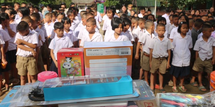 กาญจนบุรี - ภาคเอกชนร่วมทำกิจกรรมจิตอาสาด้วยการซ่อมแซมและเปลี่ยนอุปกรณ์ไฟฟ้า ติดตั้งพัดลม มอบอุปกรณ์การศึกษา ทุนการศึกษาแก่นักเรียนโรงเรียนตำรวจตระเวนชายแดนในถิ่นทุรกันดาร 12 กาญจนบุรี – ภาคเอกชนร่วมทำกิจกรรมจิตอาสาด้วยการซ่อมแซมและเปลี่ยนอุปกรณ์ไฟฟ้า ติดตั้งพัดลม มอบอุปกรณ์การศึกษา ทุนการศึกษาแก่นักเรียนโรงเรียนตำรวจตระเวนชายแดนในถิ่นทุรกันดาร