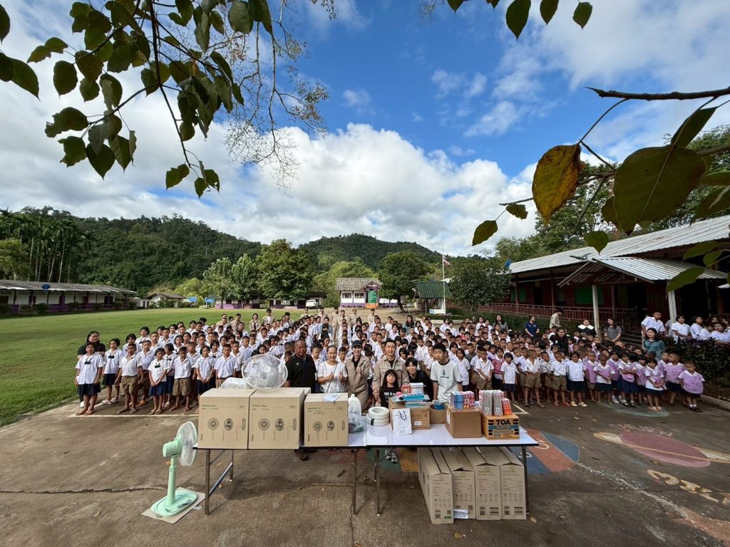 กาญจนบุรี - ภาคเอกชนร่วมทำกิจกรรมจิตอาสาด้วยการซ่อมแซมและเปลี่ยนอุปกรณ์ไฟฟ้า ติดตั้งพัดลม มอบอุปกรณ์การศึกษา ทุนการศึกษาแก่นักเรียนโรงเรียนตำรวจตระเวนชายแดนในถิ่นทุรกันดาร 13 Talknews Online