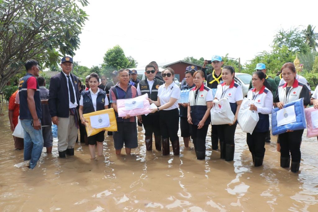 กาญจนบุรี – น้ำจากบ่อพลอยมาถึงเขตปลายลำตะเพินแล้วทหารมทบ. 17 เร่งช่วยเหลือ!! ส่วนจิตอาสาขึ้นรถโฟร์วิลลุยน้ำท่วมนำอาหารไปให้ชาวบ้าน หลังฝนตกน้ำในลำตะเพิน ล้นตลิ่ง 13 Talknews Online