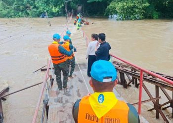 กาญจนบุรี – น้ำจากบ่อพลอยมาถึงเขตปลายลำตะเพินแล้วทหารมทบ. 17 เร่งช่วยเหลือ!! ส่วนจิตอาสาขึ้นรถโฟร์วิลลุยน้ำท่วมนำอาหารไปให้ชาวบ้าน หลังฝนตกน้ำในลำตะเพิน ล้นตลิ่ง 15 กาญจนบุรี – น้ำจากบ่อพลอยมาถึงเขตปลายลำตะเพินแล้วทหารมทบ. 17 เร่งช่วยเหลือ!! ส่วนจิตอาสาขึ้นรถโฟร์วิลลุยน้ำท่วมนำอาหารไปให้ชาวบ้าน หลังฝนตกน้ำในลำตะเพิน ล้นตลิ่ง