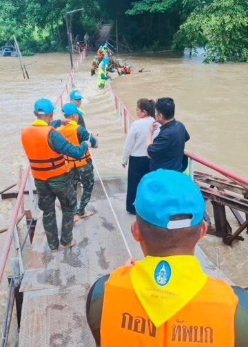 กาญจนบุรี – น้ำจากบ่อพลอยมาถึงเขตปลายลำตะเพินแล้วทหารมทบ. 17 เร่งช่วยเหลือ!! ส่วนจิตอาสาขึ้นรถโฟร์วิลลุยน้ำท่วมนำอาหารไปให้ชาวบ้าน หลังฝนตกน้ำในลำตะเพิน ล้นตลิ่ง 14 กาญจนบุรี – น้ำจากบ่อพลอยมาถึงเขตปลายลำตะเพินแล้วทหารมทบ. 17 เร่งช่วยเหลือ!! ส่วนจิตอาสาขึ้นรถโฟร์วิลลุยน้ำท่วมนำอาหารไปให้ชาวบ้าน หลังฝนตกน้ำในลำตะเพิน ล้นตลิ่ง