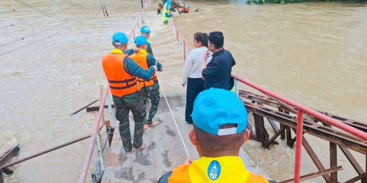 กาญจนบุรี – น้ำจากบ่อพลอยมาถึงเขตปลายลำตะเพินแล้วทหารมทบ. 17 เร่งช่วยเหลือ!! ส่วนจิตอาสาขึ้นรถโฟร์วิลลุยน้ำท่วมนำอาหารไปให้ชาวบ้าน หลังฝนตกน้ำในลำตะเพิน ล้นตลิ่ง 12 กาญจนบุรี – น้ำจากบ่อพลอยมาถึงเขตปลายลำตะเพินแล้วทหารมทบ. 17 เร่งช่วยเหลือ!! ส่วนจิตอาสาขึ้นรถโฟร์วิลลุยน้ำท่วมนำอาหารไปให้ชาวบ้าน หลังฝนตกน้ำในลำตะเพิน ล้นตลิ่ง