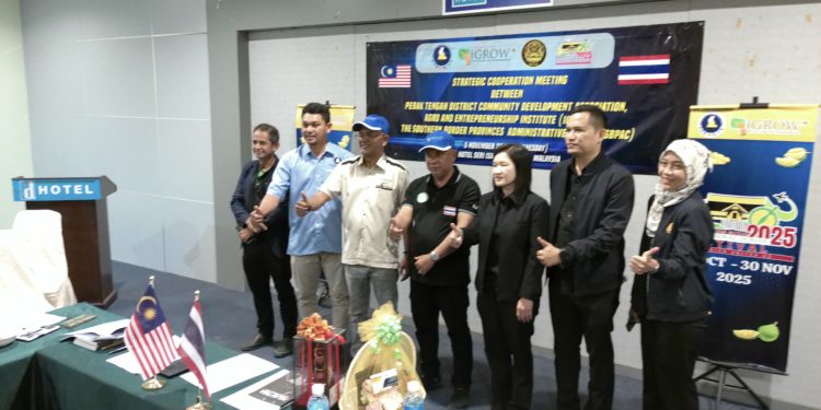 เบตง ไทย-มาเลเซีย ยกระดับความร่วมมือข้ามพรมแดนเปรัก- IGROW และ ศอ.บต. สื่อมวลชนฯสานผนึกกำลังขับเคลื่อนเศรษฐกิจชายแดน มั่นคง มั่นคั่ง ยั่งยืน สู่อนาคต 12 เบตง ไทย-มาเลเซีย ยกระดับความร่วมมือข้ามพรมแดนเปรัก- IGROW และ ศอ.บต. สื่อมวลชนฯสานผนึกกำลังขับเคลื่อนเศรษฐกิจชายแดน มั่นคง มั่นคั่ง ยั่งยืน สู่อนาคต