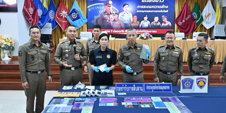 ผบช.ภ7 นำทีมบิ๊ก ตร.ภ.7 ผู้ว่าฯนครปฐม แถลงผลการจับกุมครือข่ายสแกมเมอร์ ทุนเทาและบัญชีม้า 12 ผบช.ภ7 นำทีมบิ๊ก ตร.ภ.7 ผู้ว่าฯนครปฐม แถลงผลการจับกุมครือข่ายสแกมเมอร์ ทุนเทาและบัญชีม้า