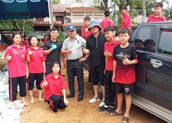 สิงห์บุรี / รองนายก อบต.โรงช้าง นำชาวบ้านและนักเรียนร่วมจิตอาสากรอกกระสอบทราย ป้องกันน้ำเอ่อล้นเข้าหมู่บ้าน 15 สิงห์บุรี / รองนายก อบต.โรงช้าง นำชาวบ้านและนักเรียนร่วมจิตอาสากรอกกระสอบทราย ป้องกันน้ำเอ่อล้นเข้าหมู่บ้าน