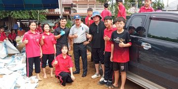 สิงห์บุรี / รองนายก อบต.โรงช้าง นำชาวบ้านและนักเรียนร่วมจิตอาสากรอกกระสอบทราย ป้องกันน้ำเอ่อล้นเข้าหมู่บ้าน 30 สิงห์บุรี / รองนายก อบต.โรงช้าง นำชาวบ้านและนักเรียนร่วมจิตอาสากรอกกระสอบทราย ป้องกันน้ำเอ่อล้นเข้าหมู่บ้าน