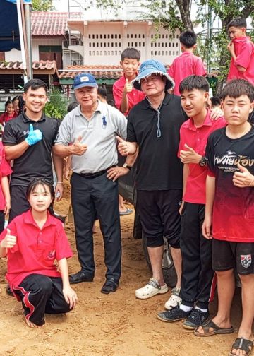 สิงห์บุรี / รองนายก อบต.โรงช้าง นำชาวบ้านและนักเรียนร่วมจิตอาสากรอกกระสอบทราย ป้องกันน้ำเอ่อล้นเข้าหมู่บ้าน