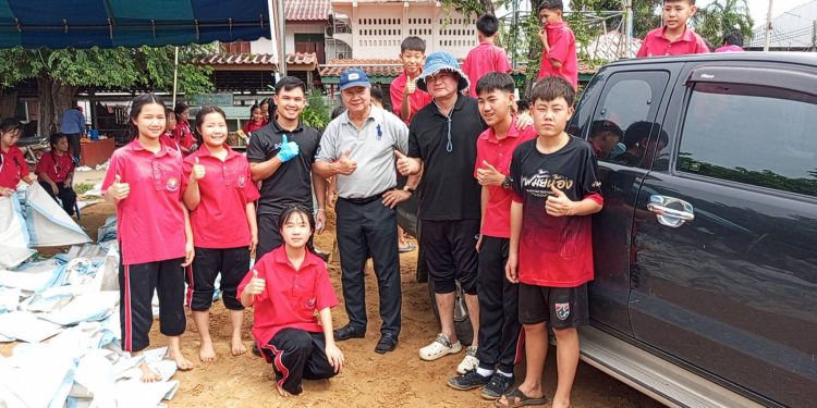 สิงห์บุรี / รองนายก อบต.โรงช้าง นำชาวบ้านและนักเรียนร่วมจิตอาสากรอกกระสอบทราย ป้องกันน้ำเอ่อล้นเข้าหมู่บ้าน 12 สิงห์บุรี / รองนายก อบต.โรงช้าง นำชาวบ้านและนักเรียนร่วมจิตอาสากรอกกระสอบทราย ป้องกันน้ำเอ่อล้นเข้าหมู่บ้าน