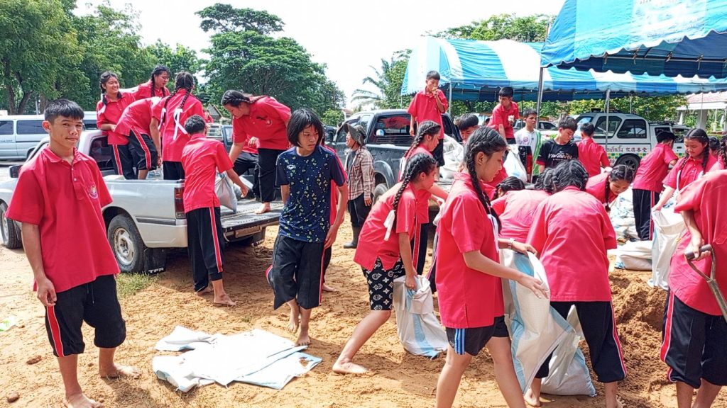 สิงห์บุรี / รองนายก อบต.โรงช้าง นำชาวบ้านและนักเรียนร่วมจิตอาสากรอกกระสอบทราย ป้องกันน้ำเอ่อล้นเข้าหมู่บ้าน 13 Talknews Online