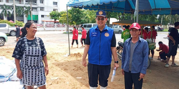 สิงห์บุรี / นายอำเภอพรหมบุรี ลงพื้นที่ตรวจสถานการณ์น้ำและให้กำลังใจประชาชนในพื้นที่ตำบลโรงช้าง 12 สิงห์บุรี / นายอำเภอพรหมบุรี ลงพื้นที่ตรวจสถานการณ์น้ำและให้กำลังใจประชาชนในพื้นที่ตำบลโรงช้าง