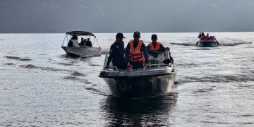 กาญจนบุรี - ผบ.ฉก.ลาดหญ้า กกล.สุรสีห์ จับมือ ฝ่ายความมั่นคง อ.ทองผาภูมิ ลงพื้นที่ลาดตระเวนทางน้ำ “เขื่อนวชิราลงกรณ” ป้องกันการกระทำผิดกฎหมายในพื้นที่ชายแดนทุกรูปแบบ 29 กาญจนบุรี – ผบ.ฉก.ลาดหญ้า กกล.สุรสีห์ จับมือ ฝ่ายความมั่นคง อ.ทองผาภูมิ ลงพื้นที่ลาดตระเวนทางน้ำ “เขื่อนวชิราลงกรณ” ป้องกันการกระทำผิดกฎหมายในพื้นที่ชายแดนทุกรูปแบบ