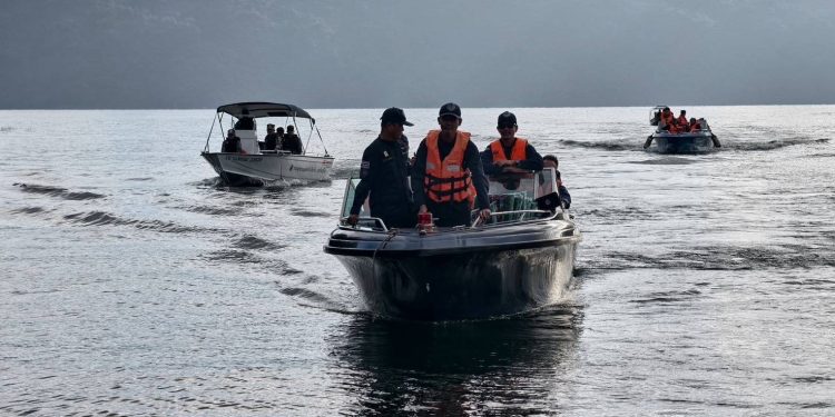 กาญจนบุรี – ผบ.ฉก.ลาดหญ้า กกล.สุรสีห์ จับมือ ฝ่ายความมั่นคง อ.ทองผาภูมิ ลงพื้นที่ลาดตระเวนทางน้ำ “เขื่อนวชิราลงกรณ” ป้องกันการกระทำผิดกฎหมายในพื้นที่ชายแดนทุกรูปแบบ